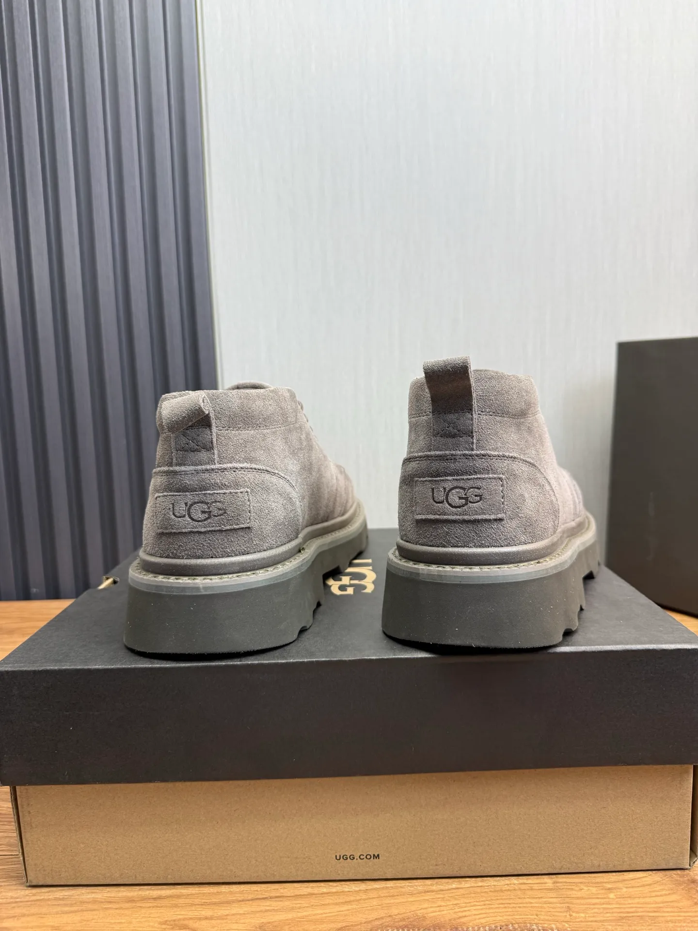 Men's shoes 💰620💰 New UGG fur integrated men's simple and fashionable snow boots. The most worth buying at the end of this year are warm casual shoes. Whether you are out and about at home, their comfortable and warm performance will be your most suitable fashion companion! The material is cowhide upper and imported wool is used inside. Warm and comfortable! The eva+ rubber patch outsole is cushioned, non-slip and wear-resistant, and has good elasticity. It is light and wear-resistant, comfortable and soft, and the new simple cut is more fashionable. It has both practicality and fashion sense, so you no longer have to worry about how to match it in winter, while still maintaining your fashionable taste. High-quality genuine wool. Look at the details for the material! Size: 39-40-41-42-43-44-44 sneaker size